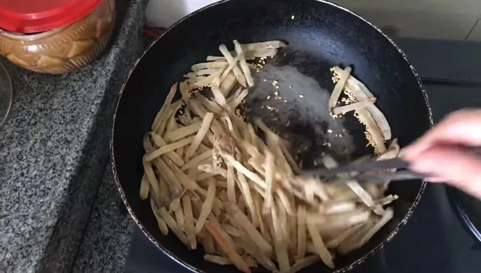 Rang sá sùng trên chảo khô cho đến khi chín vàng, giòn đều. [48.28 - 70.94]