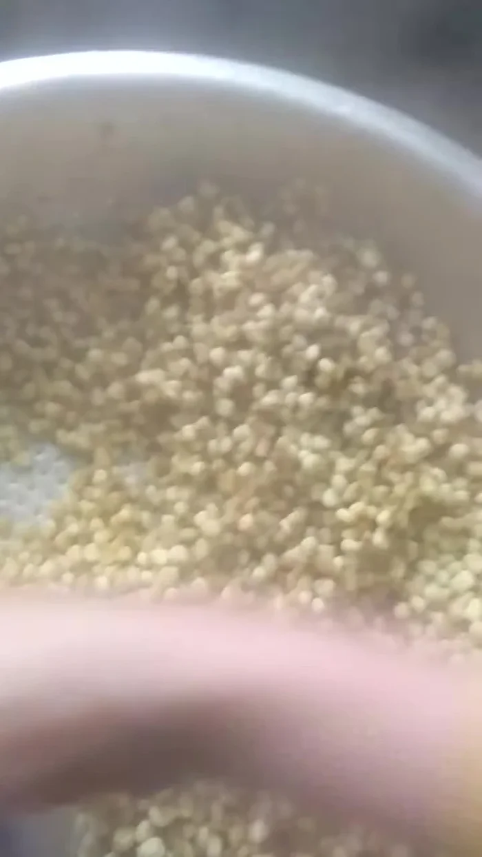 Rửa sạch ngô nếp đã được trà vỏ.