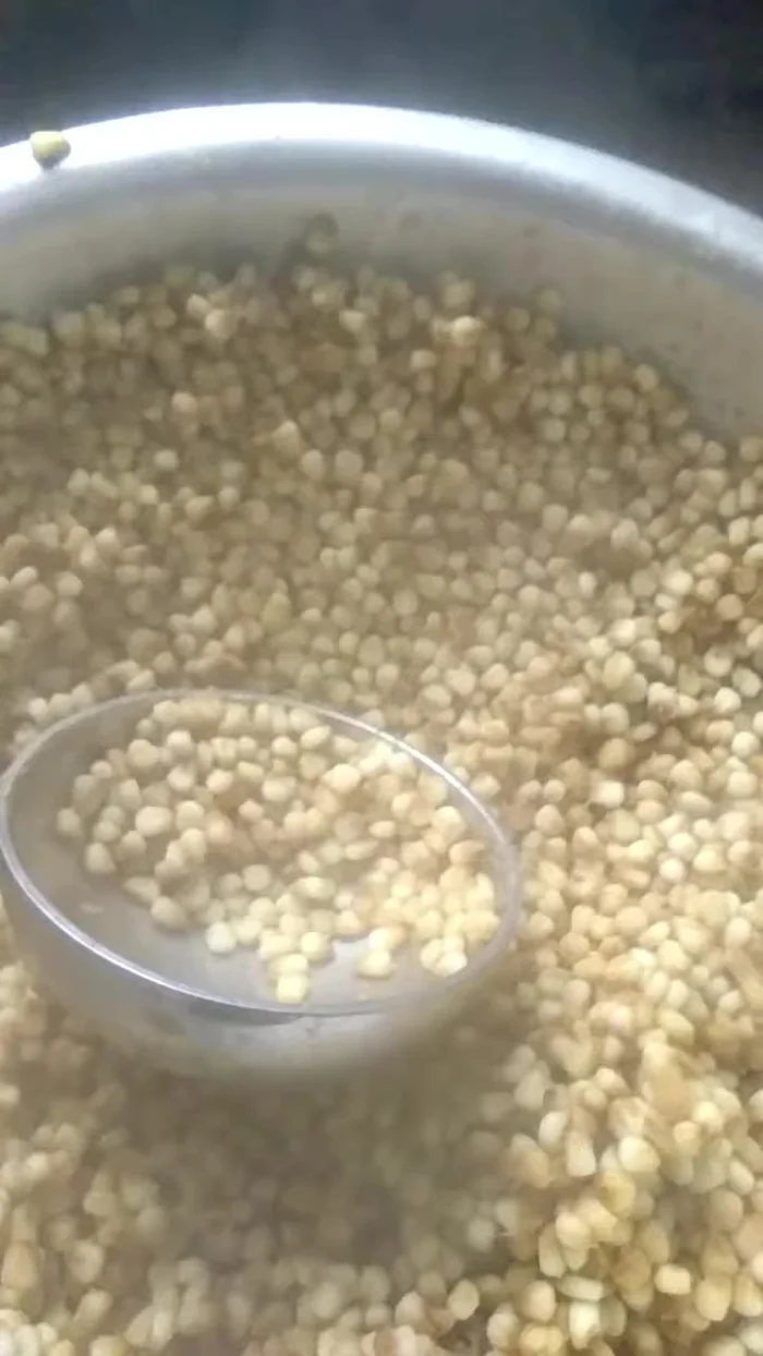 Rửa lại ngô nếp một lần nữa cho sạch.