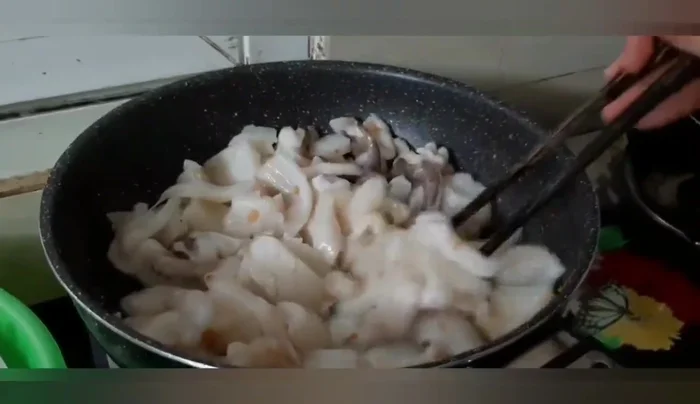 Cho mực vào xào khoảng 5-7 phút. (Thời gian không được nêu rõ trong transcript)