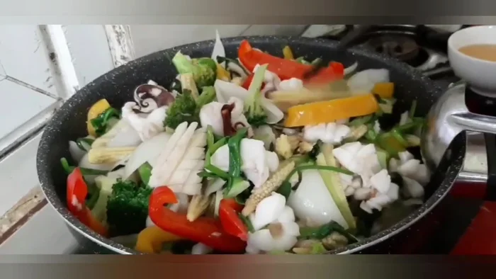 Tắt bếp và bày món ăn ra đĩa.
