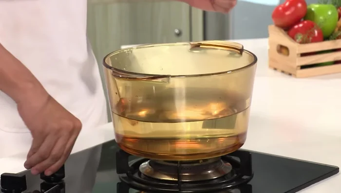 Đun sôi 1.5 lít nước.