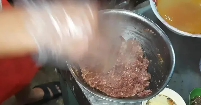 Làm nước dùng: Cho xương bồ câu vào nồi, thêm nước, đun sôi. Nêm nếm gia vị cho vừa ăn.