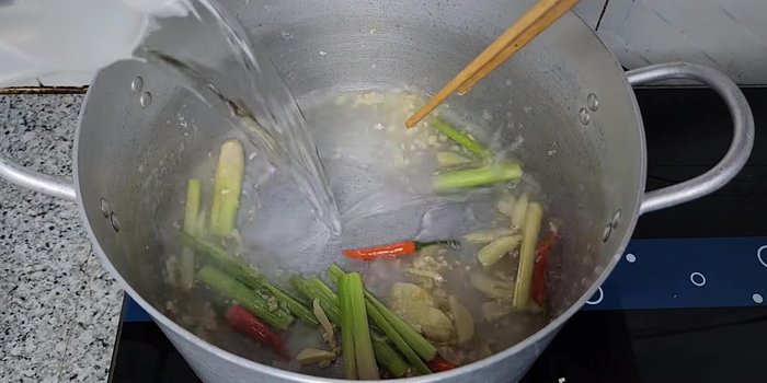 Cho 1.5 lít nước lọc vào nồi, đun sôi.