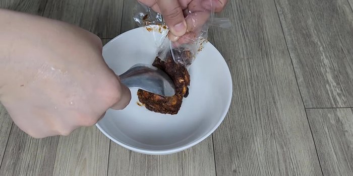 Dầm me với 300ml nước sôi cho tan đều.