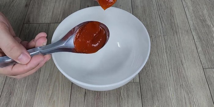Pha hỗn hợp gia vị gồm tương ớt, tương cà, nước mắm, bột ngọt và muối vào một tô riêng.