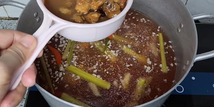Lược phần me dầm vào nồi nước lẩu.