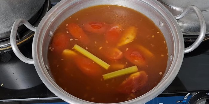 Múc nước lẩu ra, chuẩn bị rau ăn kèm.
