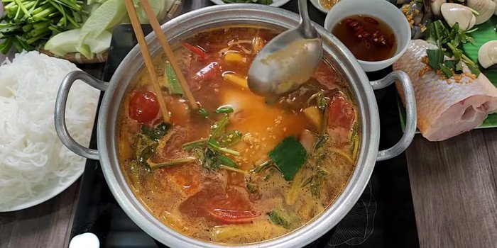 Khi nước lẩu sôi lại, cho cá vào, sau đó cho thêm tôm, mực hoặc nghêu (nếu dùng).