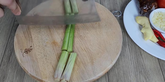 Đập dập sả, cắt khúc hoặc băm nhỏ (tùy thích). Đập dập hoặc cắt nhỏ gừng. Cắt cà chua thành miếng nhỏ.