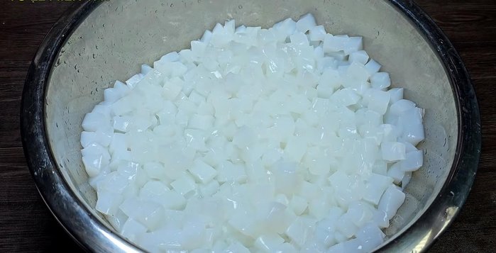 Ướp thạch dừa với 400g đường và ½ muỗng cà phê muối. Thời gian ướp cho đến khi đường tan hết và thạch dừa căng mọng.
