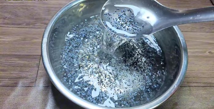 Ngâm hạt é trong nước cho nở. Sau đó, vớt hạt é ra, gạn bớt nước.
