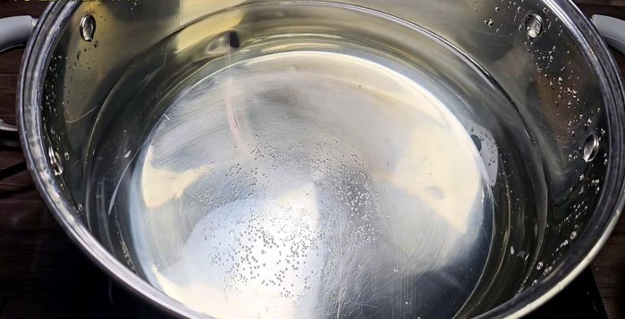 Nấu nước đường: Cho 3 lít nước, 500g đường (tổng 900g-1kg đường) và ½ muỗng cà phê muối vào nồi, đun sôi cho đường tan hết.
