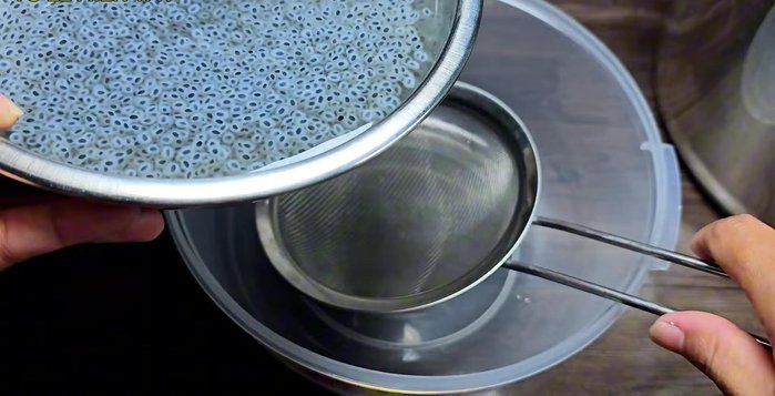 Tắt bếp, để thạch dừa nguội. Cho hạt é vào trộn đều.