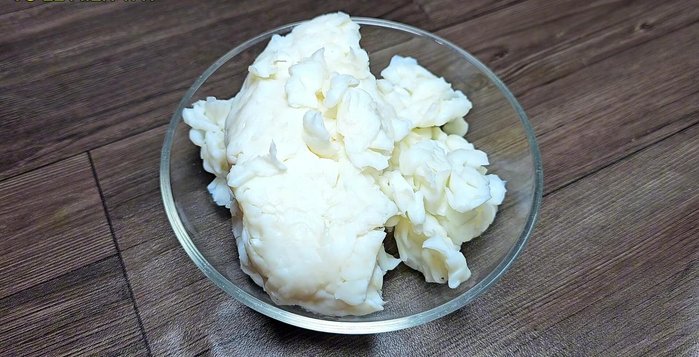 Rửa sạch thạch dừa, bóp nhẹ và loại bỏ phần nước. Ngâm thạch dừa trong thau nước nhiều lần (khoảng 4-5 lần), mỗi lần ngâm khoảng 1 tiếng để thạch dừa nở và giảm độ chua. Bóp thật khô sau mỗi lần ngâm.