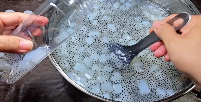 Cho thạch dừa vào hũ/chai, bảo quản trong tủ lạnh.