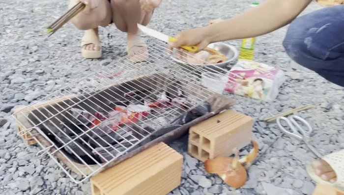 Nướng gà: Đặt củ hành lên vỉ nướng, sau đó đặt gà lên trên củ hành. Đặt đùi gà trước.