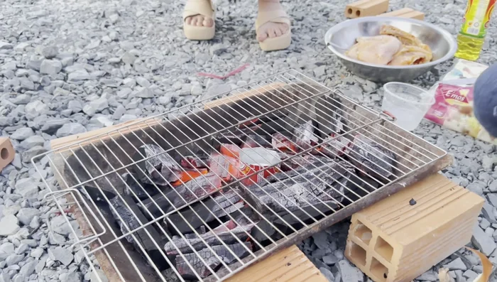 Kiểm soát nhiệt: Nước trong lon bia sẽ sôi và tạo ra hơi nước giúp kiểm soát nhiệt độ, tránh làm gà bị cháy.