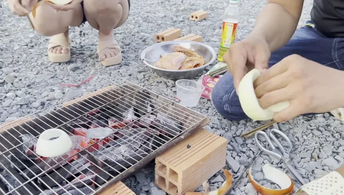 Lật gà và nướng đều: Đảm bảo gà chín đều các mặt, lật gà thường xuyên.