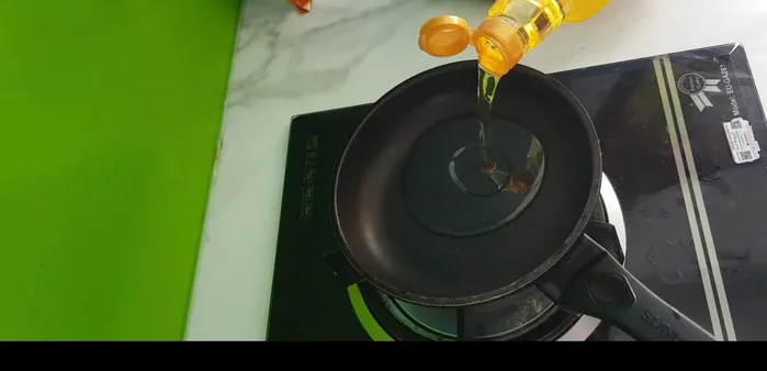 Đổ từng muỗng bột nếp đã pha lên chảo nóng, dàn mỏng và chiên cho đến khi bánh chín vàng giòn.