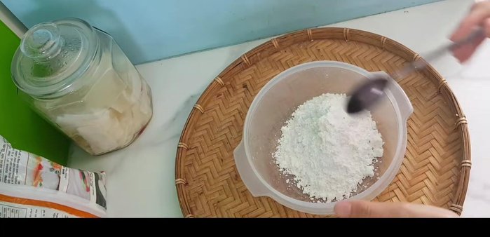 Cho bột nếp vào tô.