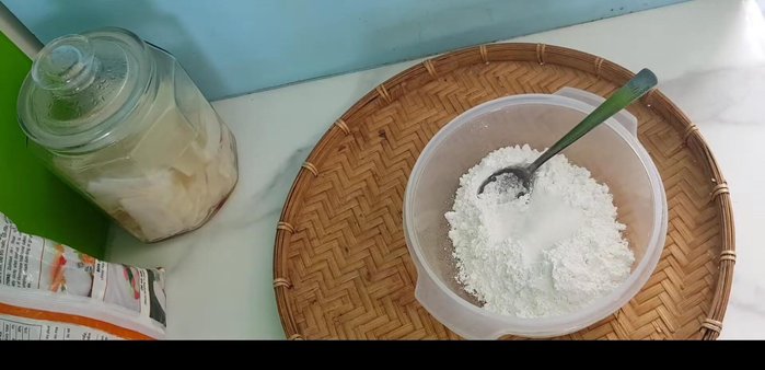 Thêm 1 muỗng đường và 1 muỗng hạt nêm vào tô bột.