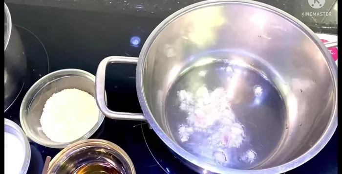Bắt đầu nấu: Cho dầu ăn vào nồi, thêm lươn đã luộc vào xào.