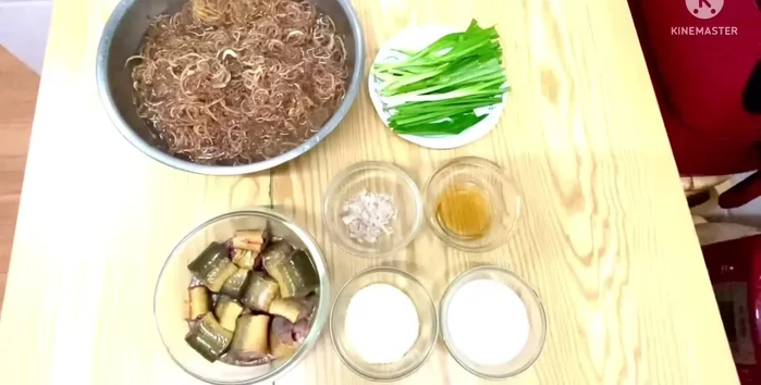 Làm sạch lươn, sơ chế hành, ngò gai.