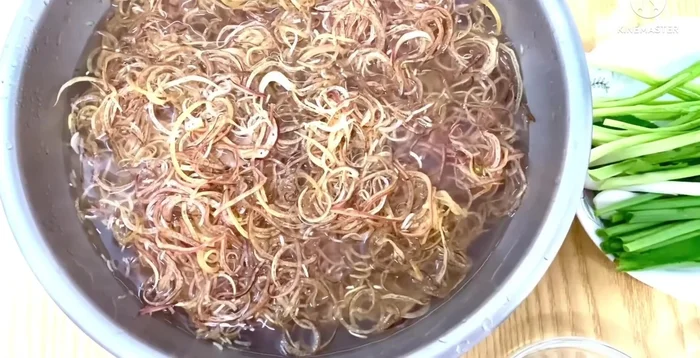 Chuẩn bị hoa chuối (nếu tự làm thì không cần ngâm, chỉ cần cho một ít mẻ để hoa chuối trắng).