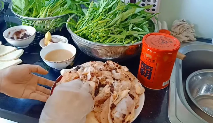 Đun sôi hỗn hợp nước lẩu khoảng 30 phút. (120.67)