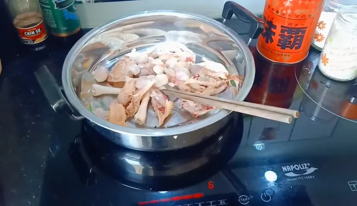 Làm nước lẩu: Cho hành khô, gừng thái lát mỏng vào nồi. (168.239)
