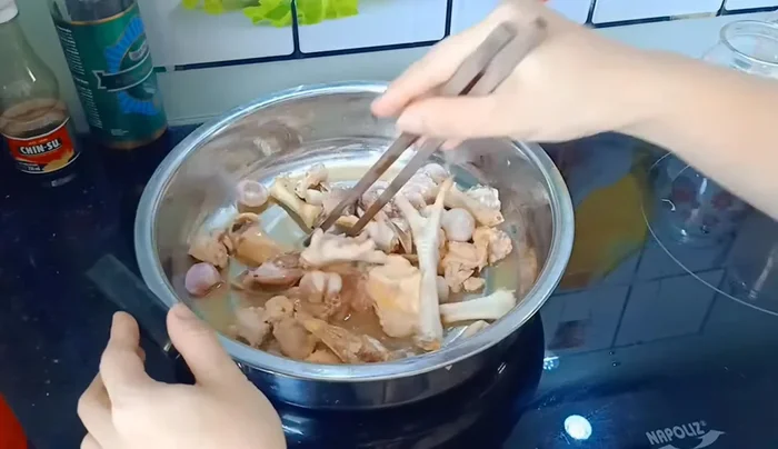 Cho gà vào ninh cùng nước lẩu khoảng 30-45 phút (nếu dùng nồi áp suất thì thời gian ngắn hơn). (291.44)