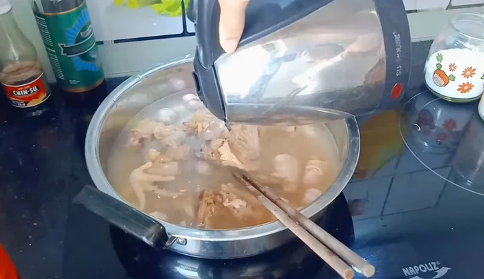 Thêm rượu nếp cái lên men và dấm bỗng vào nước lẩu. (352.07)