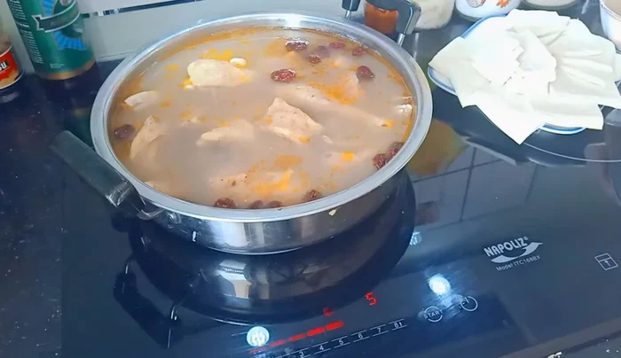 Cho đậu phụ, rau vào nồi, đun sôi khoảng 10-15 phút cho chín. (493.94)