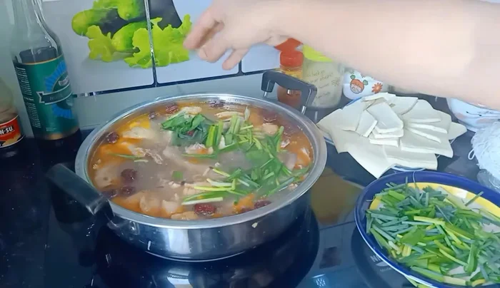 Thêm hành lá, mùi tàu, và các loại rau khác (trừ ngải cứu) tùy thích trước khi ăn. (509.979)