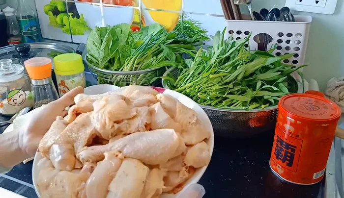 Sơ chế thịt gà: làm sạch, cắt miếng vừa ăn. (53.89)
