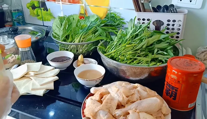 Ướp gà: Cho hạt tiêu, muối, bột canh, hạt nêm vào thịt gà, trộn đều. Không cần ướp quá nhiều vì nước lẩu đã đậm đà. (60.16)