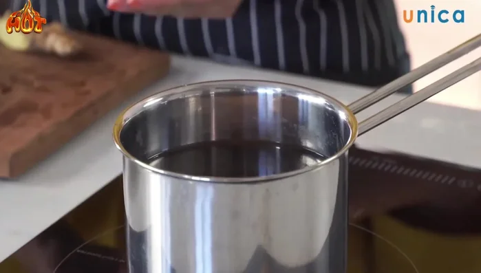 Luộc ức gà: Cho ức gà vào nồi nước sôi cùng vài lát gừng và muối, luộc đến khi chín. [111.39]