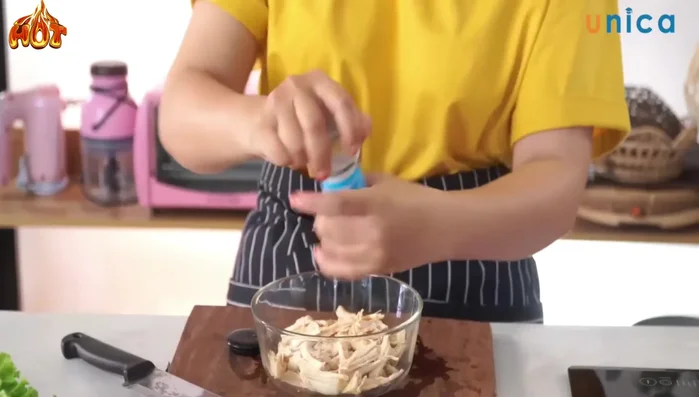 Ướp ức gà với một chút muối để thêm đậm đà. [195.76]