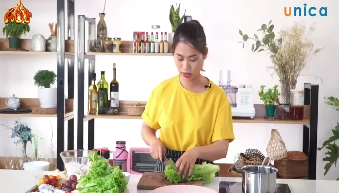 Sơ chế rau củ: Cắt nhỏ xà lách xoăn, nho và cà chua bi. [361]