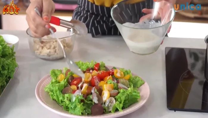 Trộn salad: Cho xà lách, nho, cà chua bi vào tô. Rưới sốt sữa chua lên trên, sau đó thêm ức gà xé. [496.67]