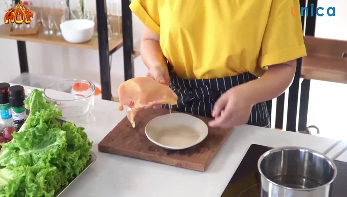 Sơ chế ức gà: Loại bỏ da, mỡ và các phần viên mỡ. [77.409]