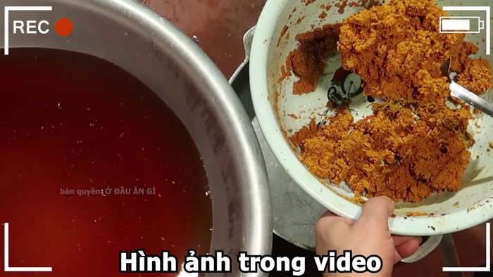 Xay gừng nghệ: Xay nhuyễn gừng và nghệ. [9.9]