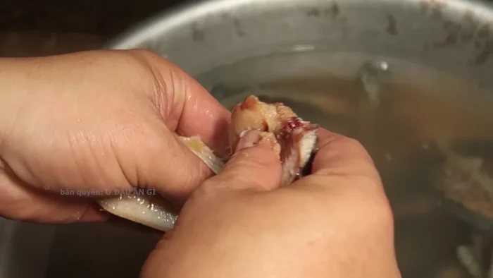 Sơ chế cá: Làm sạch cá rô đồng, loại bỏ ruột và mang. [103.88]