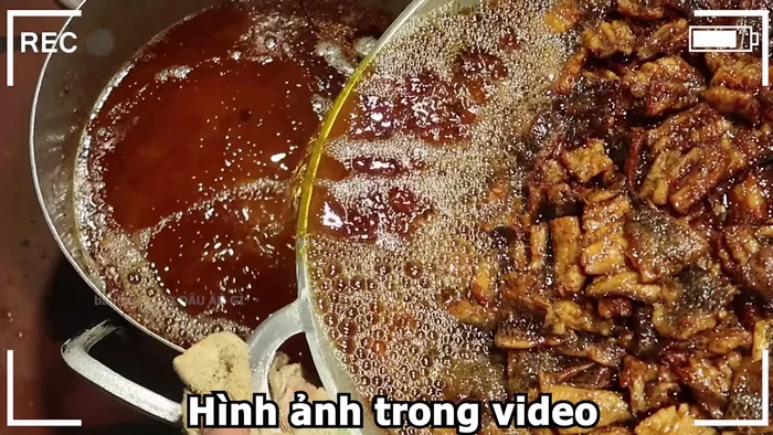 Ướp cá: Trộn đều cá với gừng, nghệ xay, bột canh, kẹo đắng và đường. Ướp khoảng 45-50 phút. [254.54, 13.86, 275.479, 311.12]