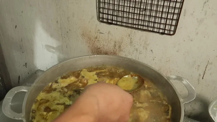 Rim cá: Đặt chảo lên bếp, cho cá vào rim với lửa nhỏ. Thêm mỡ lợn và hạt điều màu khi nước gần cạn. Rim đến khi cá săn lại và có màu vàng đẹp mắt. [425.759, 477.78, 483.18]