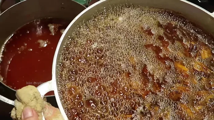 Sơ chế rau và bánh đa: Rửa sạch rau cải, chuẩn bị bánh đa tươi. [611.18]