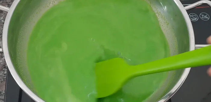 Đun sôi hỗn hợp trên lửa lớn, sau khi nước sôi, cho bột rau câu dẻo đã trộn đều với đường vào, khuấy liên tục.