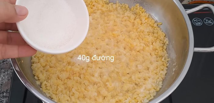 Thêm đường, muối vào đậu xanh, nấu thêm vài phút cho tan đường. Thêm 200ml nước cốt dừa, khuấy đều cho đến khi nước rút bớt, đậu hơi sánh.