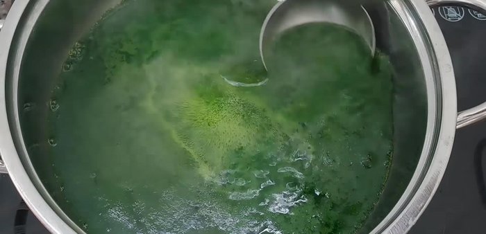 Làm trân châu: Trộn bột năng với nước lá dứa đun sôi, nhồi thành khối bột dẻo. Cán bột thành que dài, cắt nhỏ rồi vo tròn. Luộc trân châu trong nước sôi khoảng 10 phút cho đến khi nở, vớt ra.